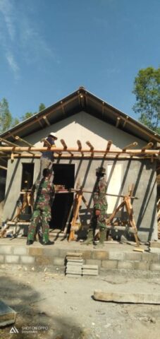 RTLH Rumah Bapak Katimun Gunakan Bambu Untuk Atap Depan Rumah