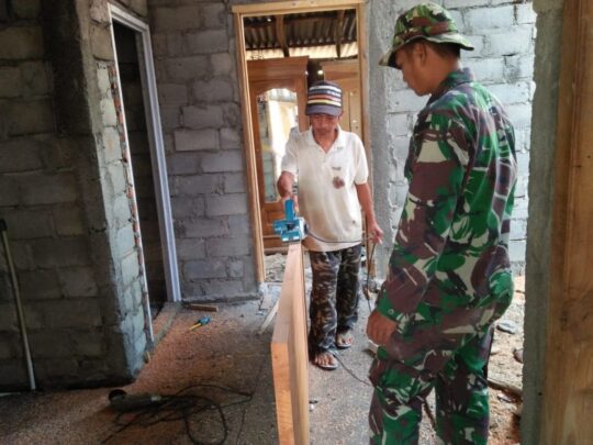 TMMD Donomulyo Pemasangan Pintu Belakang Rumah Pak Ismanto