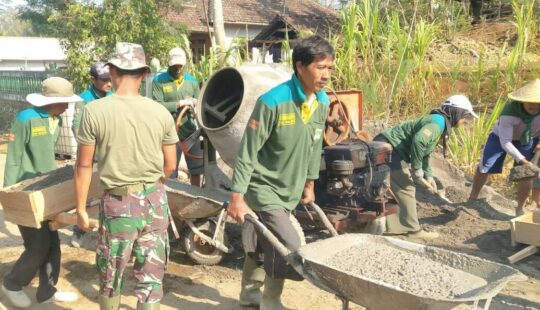 MULUSNYA JALAN ANTAR DUSUN DESA KEDUNGSALAM DONOMULYO DENGAN ADANYA TMMD 106