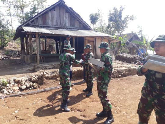 SATGAS TMMD KE 106 DORONG MATERIAL BATAKO KE LOKASI RTLH