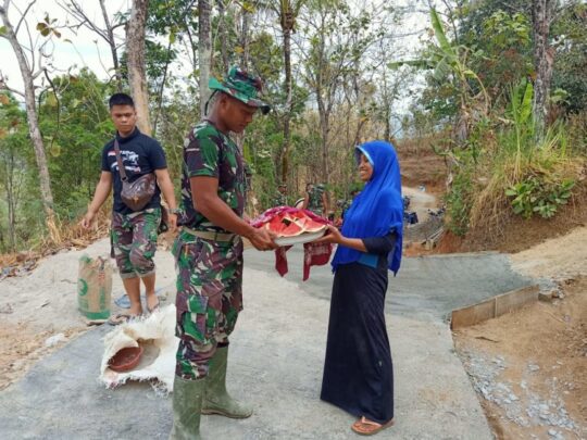 Semangka Merah Siti Pelepas Dahaga Anggota Satgas TMMD ke 106