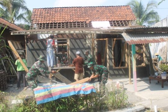 Hanya Beberapa Hari Pengerjaan, Rumah Nadir dalam Tahap Pemasangan Genting di Program TMMD