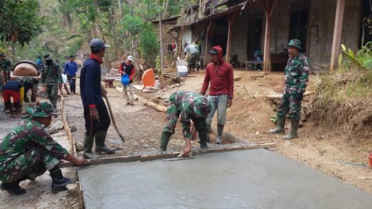 Kerja Keras, Anggota Satgas TMMD ke 106 Bersama warga Bangun Rabat Jalan