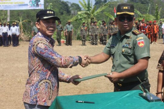 Bermodal Rp 435 juta TMMD Aspal Jalan 1,4 Km