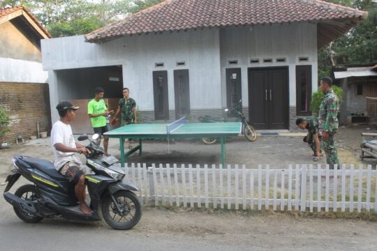 Rileks Sejenak, Main Tenis Meja di Halaman Warga Desa Sasaran TMND 106 Kodim Cilacap