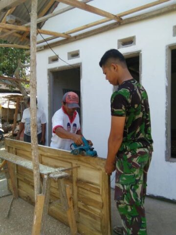 Rtlh pak ihroji mulai pemasangan pintu