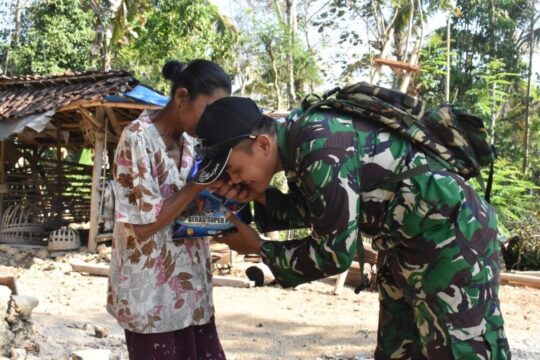 Serma Yulla Berikan Sembako Kepada Bu Kadiyem