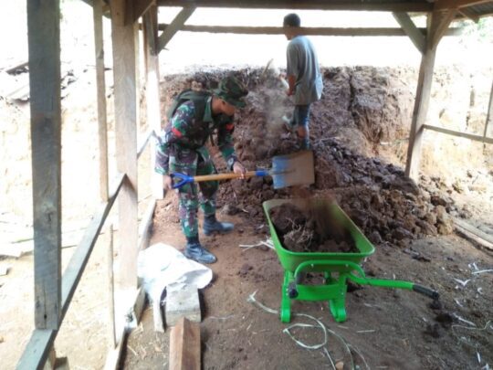 Material Tanah Terus Didrop Kelokasi Rumah Arifin oleh Satgas TMMD 106