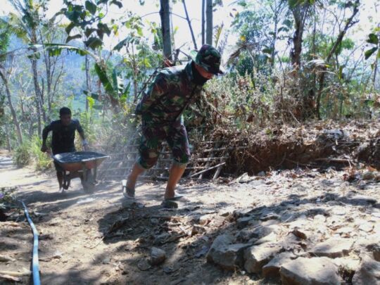 Medan Berat Tak Menghalangi Anggota Satgas TMMD ke 106 Untuk Tuntaskan Tugas