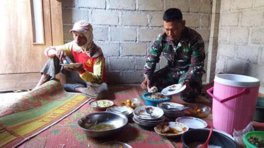 Krisnawati Buatkan Nasi Tiwul Untuk Anggota Satgas TMMD ke 106