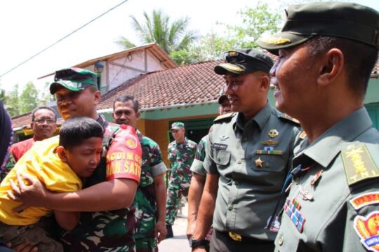 Mengharukan, Pelukan Dansatgas TMMD Kodim Cilacap ke Anak Disabilitas