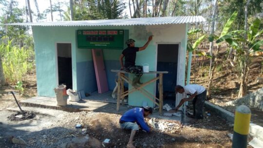 Satgas TMMD 106 dan Warga Kebut Pembangunan MCK Umum dan RTLH