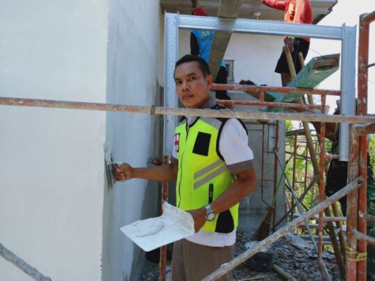 Anggota Tim Kesehatan TMMD ke 106 Turut Membantu Penyempurnaan Plesteran Masjid