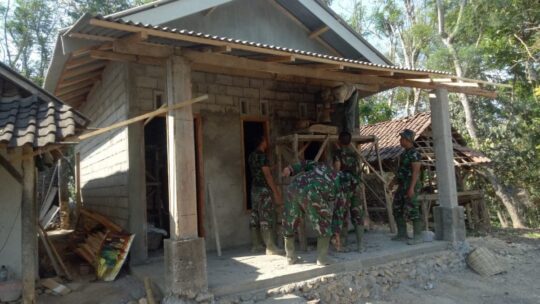 SEBUAH ANDANG MENJADI PENOLONG PEMLESTERAN BAGIAN ATAS DINDING