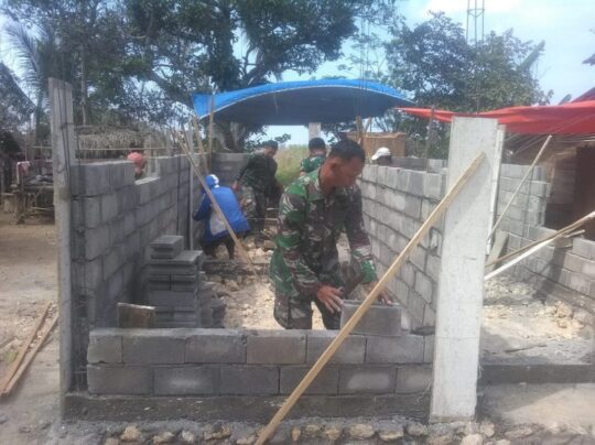 BABINSA KEDUNGSALAM TAMPAK SUMRINGAH WARGA BINAANNYA MENDAPAT BANTUAN RENOVASI RUMAH