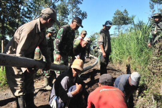 SATGAS TMMD MULAI MENGERJAKAN PIPANISASI UNTUK MENDAPATKAN AIR BAGI WARGA