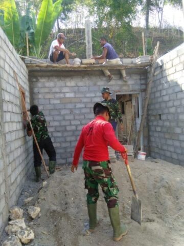 Sentuh RTLH, TMMD 106 Donomulyo Lakukan Renovasi