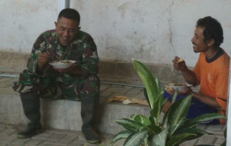 Pak Marjono Sarapan Pagi Bersama Anggota TNI Satgas TMMD ke-106