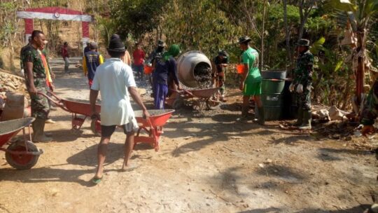 Antusias Warga Dusun Dalangan Bersama Satgas TMMD ke 106