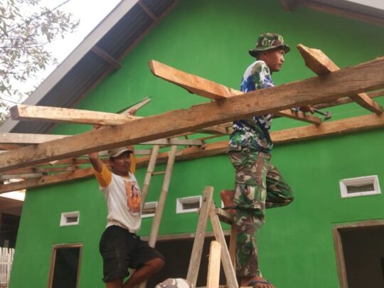 RTLH TERAS DEPAN RUMAH PAK ARIPIN DI PERCANTIK OLEH SATGAS TMMD 106 KODIM 0818/ MALANG – BATU