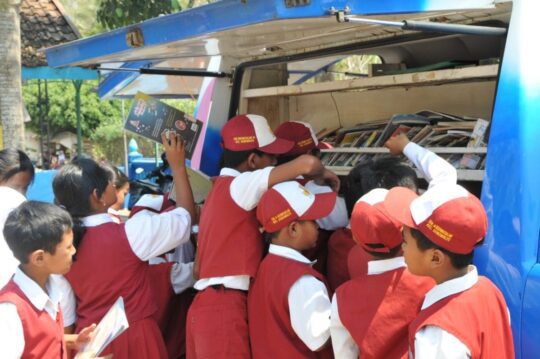Siswa Siswi Berebut Buku Saat ada Mobil Perpustakaan