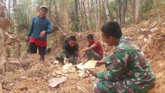 Anggota Satgas TMMD ke 106 Nikmati Manisnya Buah Nangka Desa Sooko