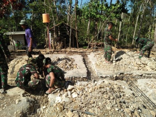 Satgas TMMD Bantu Warga Buat Pondasi Rumah Mbah Painem