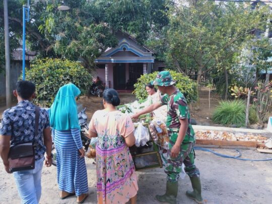 Setiyoni Senang Dagangannya Diborong Anggota Satgas TMMD