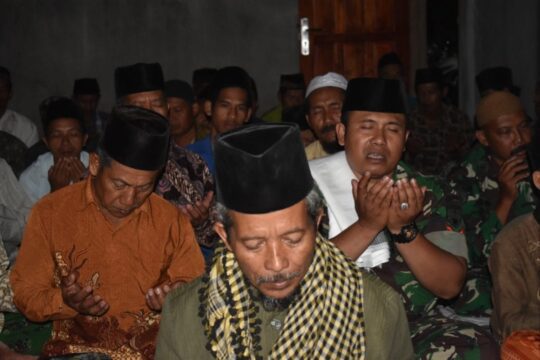 ANGGOTA SATGAS TMMD IKUT SERTA PERKUMPULAN RUTIN TAHLILAN MALAM JUMAT BERSAMA WARGA