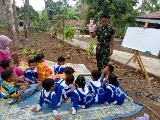 Anggota Satgas TMMD Mendadak Jadi Guru PAUD di Lokasi TMMD 106 Kodim Cilacap