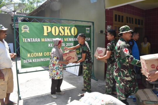 Satgas TMMD 106 Kodim Malang Batu Bagikan Sembako untuk Warga
