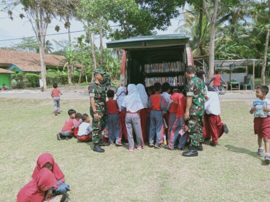 Perpustakaan Keliling TNI, Diminati Warga Desa Lokasi TMMD 106 Kodim Cilacap