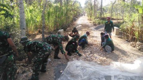 Anggota Satgas TMMD 106 Bersama Warga Serbu Jalan untuk Diperbaiki