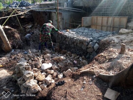 SATGAS TMMD MENGEBUT TPT UNTUK MENAHAN TANAH AGAR TIDAK LONGSOR