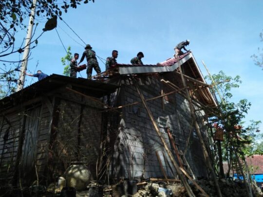 Ketegangan diatas atap Rumah Pak Ismanto Pada TMMD 106 Kodim 0818