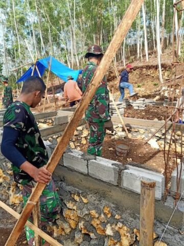 SATGAS TMMD BERSAMA MASYARAKAT MULAI PASANG BATU BATAKO DI RTLH BAPAK ROKHIM