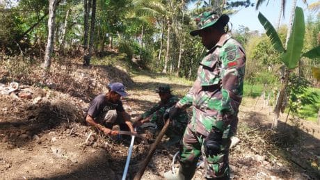 Anggota Satgas TMMD ke-106 Kodim 0802 Bantu Warga Lancarkan Saluran Air Bersih
