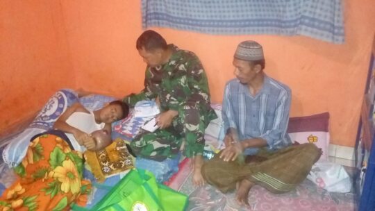 Babinsa Memberikan Motifasi Penderita Tumor Tulang Dan Keluarga Si Penderita