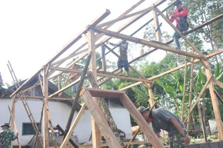 TNI Sigap dalam Bongkar RTLH