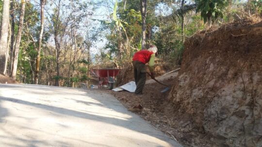 Jalan Desa Telah Dibangun Satgas TMMD, Kateman Secara Mandiri Lebarkan Jalan Masuk Ke Rumahnya
