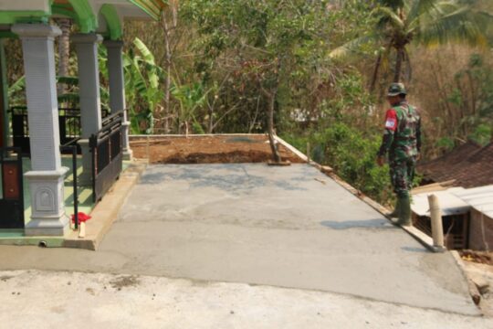 Dan SSK Satgas TMMD ke 106 Pastikan Kualitas Rabat Halaman Musholla Muhajirin