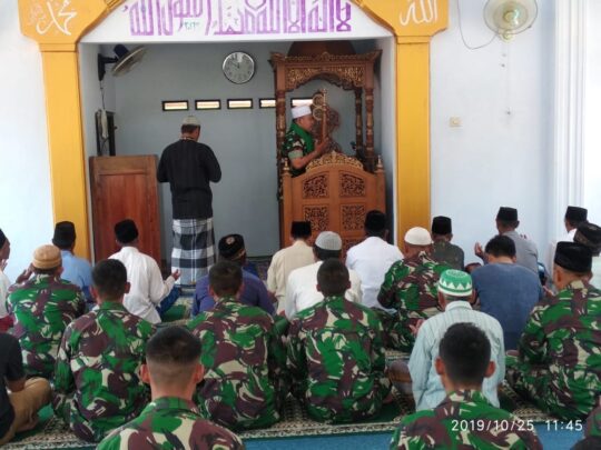 Kegiatan Rutin Satgas TMMD dan Warga di Hari Jumat