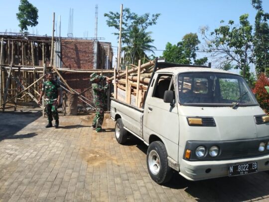 PRAJURIT TMMD BERSAMA WARGA BERJIBAKU MENGANGKUT BAMBU