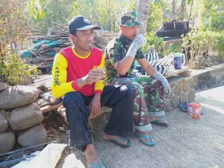 Sebelum Mulai Aktivitas Pagi, Sertu Andri bersama Warga Nikmati Kopi Pagi