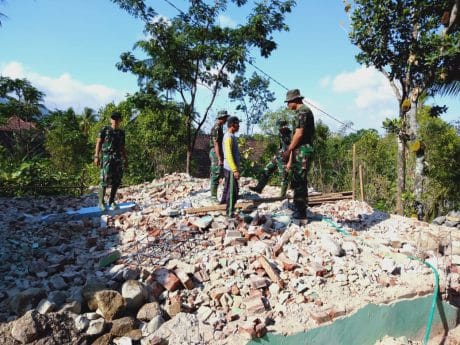 Pak Sukari Berikan Informasi Tentang Rencana Tehnik Rehab Masjid Sasaran TMMD ke-106