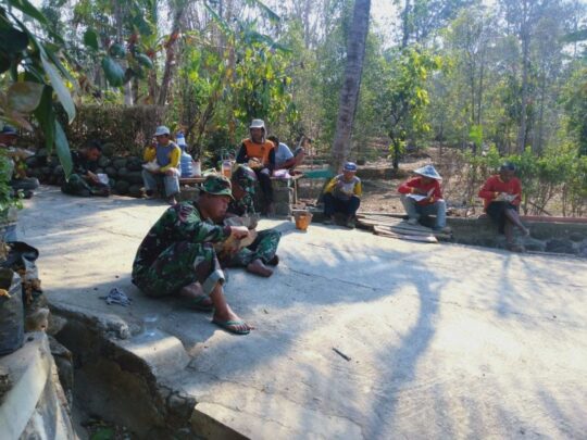 Nikmat Sarapan Pagi Anggota Satgas TMMD Bersama Masyarakat Desa Sooko