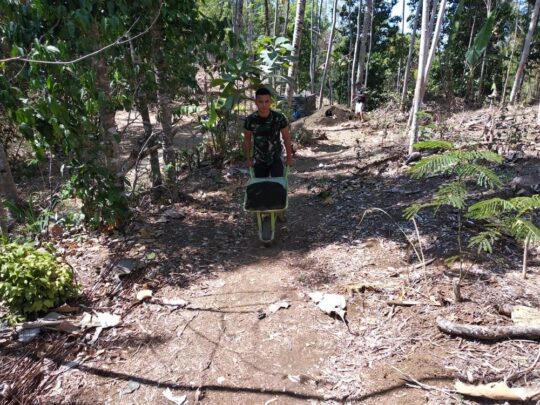 GEROBAK SORONG ALAT ANDALAN DI TMMD 106 DESA KEDUNGSALAM, KECAMATAN DONOMULYO