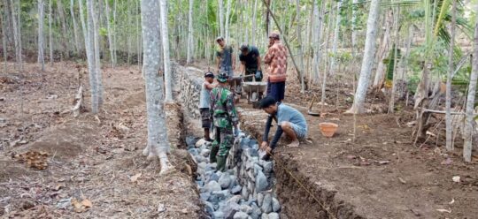 TMMD Desa Kedungsalam Melanjutkan Pembuatan Plengsengan