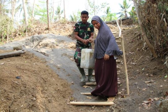 Rumah Dibangun Program TMMD, Iroh Giat Bantu