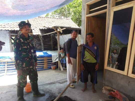 Senyum Merekah Pak Boimin Rumahnya di Renovasi Tentara